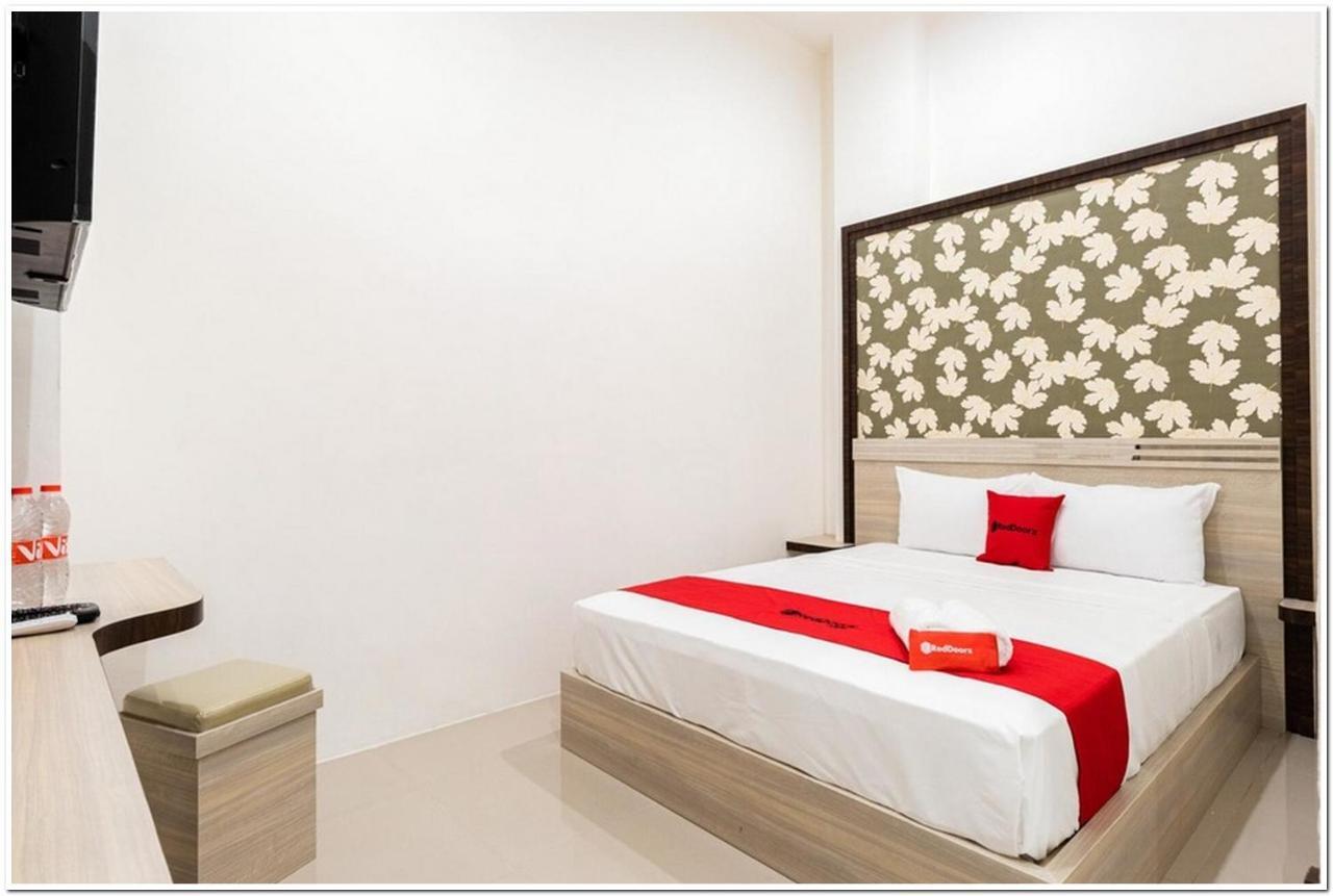 Reddoorz Plus @ Centrium Katamso Medan Esterno foto