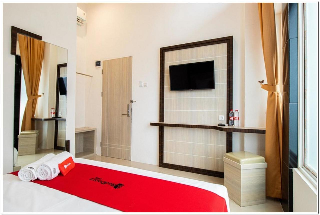 Reddoorz Plus @ Centrium Katamso Medan Esterno foto