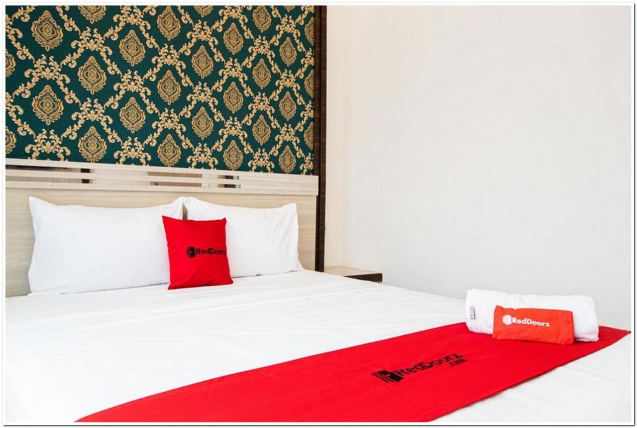 Reddoorz Plus @ Centrium Katamso Medan Esterno foto