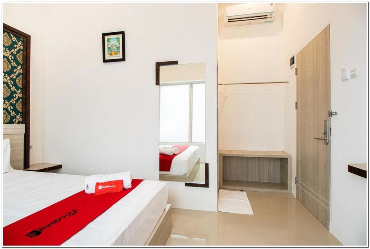 Reddoorz Plus @ Centrium Katamso Medan Esterno foto